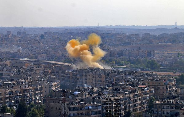 Smoke rises from reported opposition fire from buildings in an eastern government-held neighbourhood of the northern Syrian city of Aleppo - Sputnik International