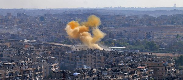 Smoke rises from reported opposition fire from buildings in an eastern government-held neighbourhood of the northern Syrian city of Aleppo - Sputnik International