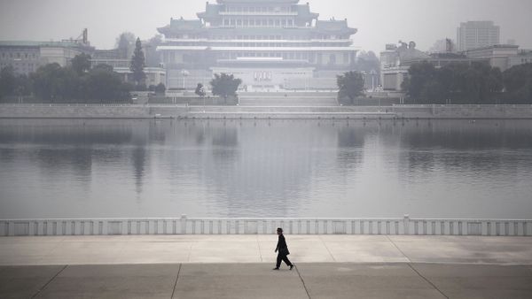 A North Korean man makes his way along the Taedong River where the Kim Il Sung Square and the Grand People's Study House are seen on the other side in Pyongyang, North Korea - Sputnik International
