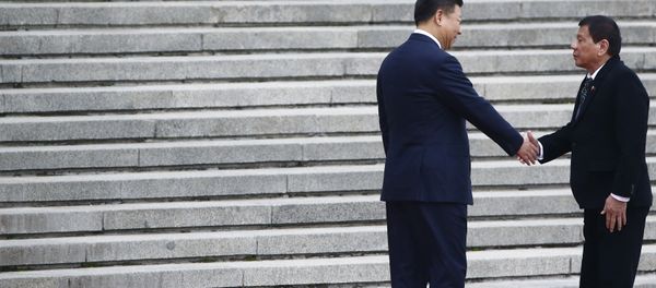 President of the Philippines Rodrigo Duterte (R) and Chinese President Xi Jinping shake hands as they attend a welcoming ceremony at the Great Hall of the People in Beijing, China, October 20, 2016. - Sputnik International