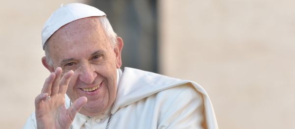 Pope Francis waves to the crowd as he arrives for his weekly general audience at St Peter's square in Vatican Pope Francis waves to the crowd as he arrives for his weekly general audience at St Peter's square in Vatican - Sputnik International