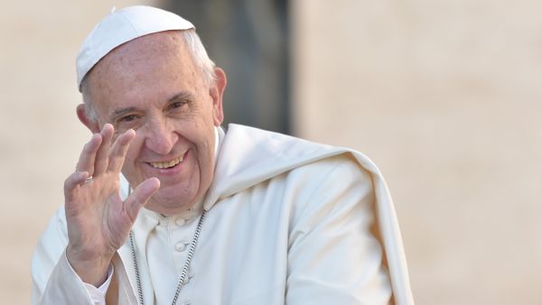 Pope Francis waves to the crowd as he arrives for his weekly general audience at St Peter's square in Vatican - Sputnik International