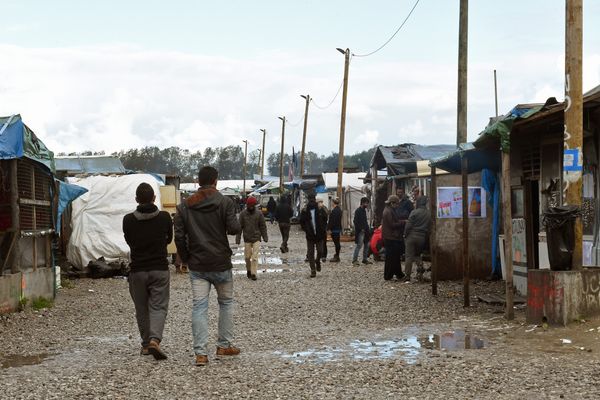 Migrants walks through the Jungle migrant camp in Calais, northern France, on October 22, 2016 Migrants walks through the Jungle migrant camp in Calais, northern France, on October 22, 2016 - Sputnik International