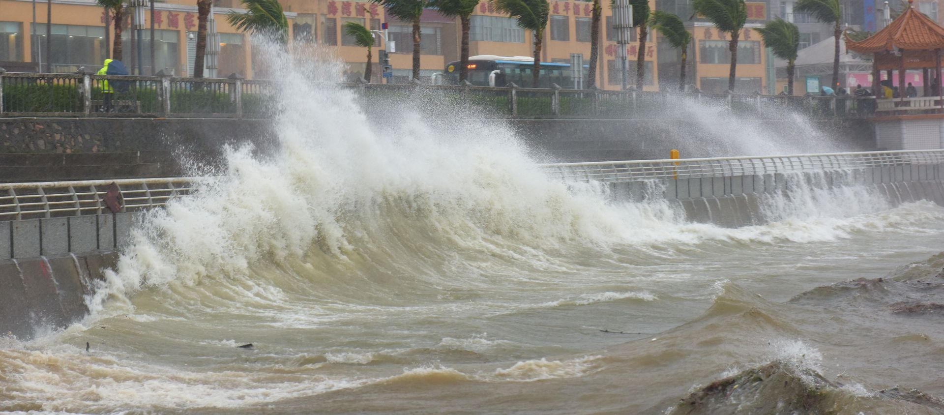 Waves triggered by Typhoon Haima crash against the shore in Shenzhen, China, October 21, 2016. Picture taken October 21, 2016 - Sputnik International, 1920, 25.07.2021