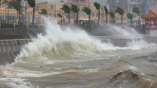 Waves triggered by Typhoon Haima crash against the shore in Shenzhen, China, October 21, 2016. Picture taken October 21, 2016 - Sputnik International