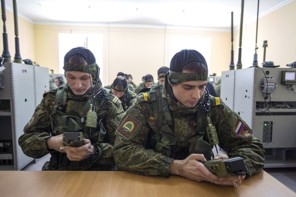 Students of the Far-East Higher Military Command Academy during a class in military communications Students of the Far-East Higher Military Command Academy during a class in military communications - Sputnik International