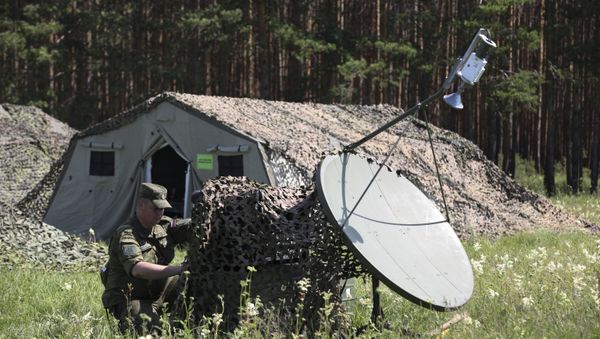 Servicemen adjust communications with units' headquarters in the assembly area of combined forces of the Central Military District and airborne troops at the Chebarkul firing range as part of a sudden operational readiness test - Sputnik International