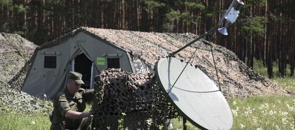 Servicemen adjust communications with units' headquarters in the assembly area of combined forces of the Central Military District and airborne troops at the Chebarkul firing range as part of a sudden operational readiness test - Sputnik International