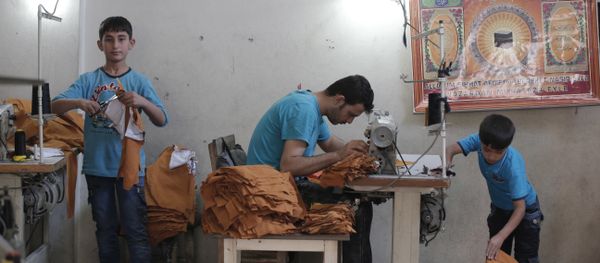 Syrian refugees, including children, work at a clothes workshop in Gaziantep, southeastern Turkey (File) - Sputnik International