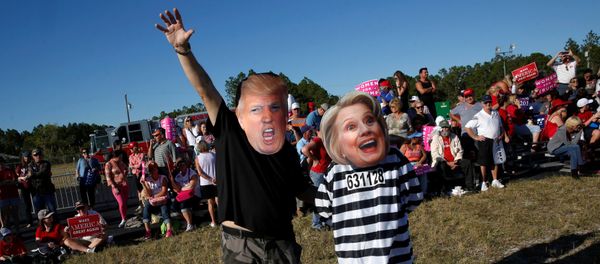 Craig Wendel dresses as Republican U.S. presidential nominee Donald Trump and his wife Jill Wendel wears a Hillary Clinton mask as they support Trump at a campaign rally in Naples, Florida, U.S. October 23, 2016 - Sputnik International