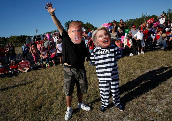 Craig Wendel dresses as Republican U.S. presidential nominee Donald Trump and his wife Jill Wendel wears a Hillary Clinton mask as they support Trump at a campaign rally in Naples, Florida, U.S. October 23, 2016 Craig Wendel dresses as Republican U.S. presidential nominee Donald Trump and his wife Jill Wendel wears a Hillary Clinton mask as they support Trump at a campaign rally in Naples, Florida, U.S. October 23, 2016 - Sputnik International