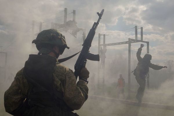 Soldiers of the Central Military District’s Special Purpose Units pass the tests for the right to wear a blue beret at the Samara training center. Blue berets are traditionally worn in the Russian Airborne Forces (paratroopers, or VDV). Soldiers of the Central Military District’s Special Purpose Units pass the tests for the right to wear a blue beret at the Samara training center. Blue berets are traditionally worn in the Russian Airborne Forces (paratroopers, or VDV). - Sputnik International