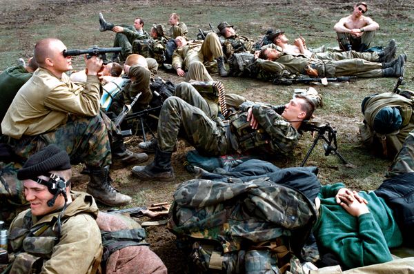 Paratroopers of the reconnaissance platoon in Chechnya rest after combat operations. Paratroopers of the reconnaissance platoon in Chechnya rest after combat operations. - Sputnik International