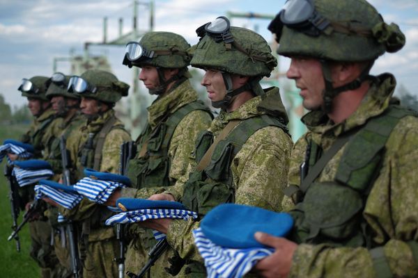 Soldiers of the Central Military District’s Spetsnaz hold blue berets and blue-and-white striped vests after passing the qualification tests for the right to wear a blue beret at the training center’s base in the Samara region. Blue berets are traditionally worn in the Russian Airborne Forces (paratroopers, or VDV). Soldiers of the Central Military District’s Spetsnaz hold blue berets and blue-and-white striped vests after passing the qualification tests for the right to wear a blue beret at the training center’s base in the Samara region. Blue berets are traditionally worn in the Russian Airborne Forces (paratroopers, or VDV). - Sputnik International