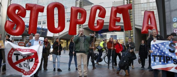 Demonstrators protest against CETA outside the EU summit in Brussels, Belgium, October 20, 2016 - Sputnik International