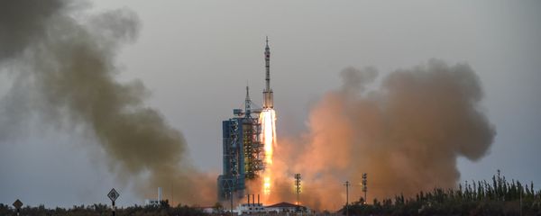 Shenzhou-11 manned spacecraft carrying astronauts Jing Haipeng and Chen Dong blasts off from the launchpad in Jiuquan, China, October 17, 2016 Shenzhou-11 manned spacecraft carrying astronauts Jing Haipeng and Chen Dong blasts off from the launchpad in Jiuquan, China, October 17, 2016 - Sputnik International