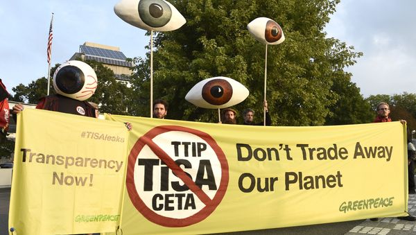 Greenpeace activists holding giants eyes demonstrate in front of Mission of the United Sates as the Trade In Services Agreement (TiSA) negotiations are taking place in Geneva, on September 20, 2016 - Sputnik International