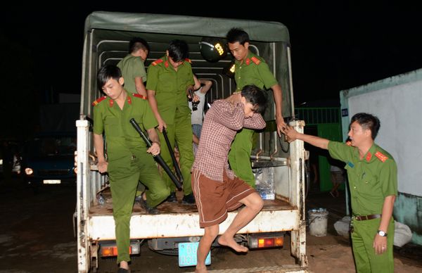 Authorities lead drug addicts from the back of a truck after they were rearrested following a break out from a compulsory drug rehabilitation centre in the southern Vietnamese province of Dong Nai early on October 24, 2016 Authorities lead drug addicts from the back of a truck after they were rearrested following a break out from a compulsory drug rehabilitation centre in the southern Vietnamese province of Dong Nai early on October 24, 2016 - Sputnik International