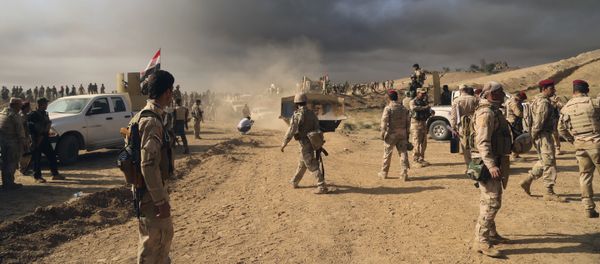 Iraqi army soldiers wait for an attack to begin against the Islamic State group of Mosul, Iraq, Thursday, Oct. 20, 2016 - Sputnik International