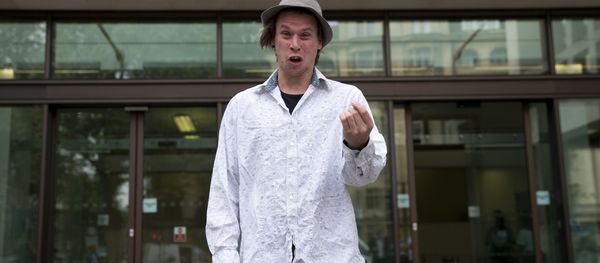 Lauri Love poses for photographers as he arrives at Westminster Magistrates Court in central London on July 25, 2016. - Sputnik International