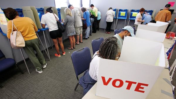 People cast their ballots for the 2016 general elections at a crowded polling station as early voting begins in North Carolina, in Carrboro, North Carolina, U.S., October 20, 2016 - Sputnik International