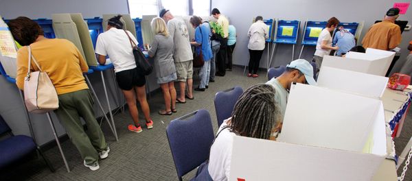 People cast their ballots for the 2016 general elections at a crowded polling station as early voting begins in North Carolina, in Carrboro, North Carolina, U.S., October 20, 2016 People cast their ballots for the 2016 general elections at a crowded polling station as early voting begins in North Carolina, in Carrboro, North Carolina, U.S., October 20, 2016 - Sputnik International