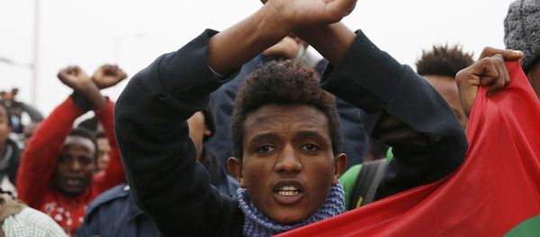 Ethiopian migrants, members of the Oromo community, react as they leave the Jungle to be transfered to reception centers during the start of the dismantlement of the camp in Calais, France, October 24, 2016. Ethiopian migrants, members of the Oromo community, react as they leave the Jungle to be transfered to reception centers during the start of the dismantlement of the camp in Calais, France, October 24, 2016. - Sputnik International