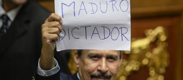 A Venezuelan opposition deputy holds up a sing reading Maduro dictator during an extraoridinary session of the National Assembly, in Caracas on October 23, 2016 A Venezuelan opposition deputy holds up a sing reading Maduro dictator during an extraoridinary session of the National Assembly, in Caracas on October 23, 2016 - Sputnik International