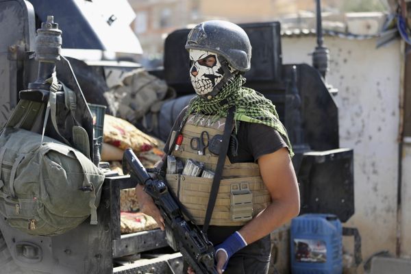 A member of Iraq's elite counterterrorism forces stands guard in the town of Bartella, Iraq, Sunday, Oct. 23, 2016 - Sputnik International
