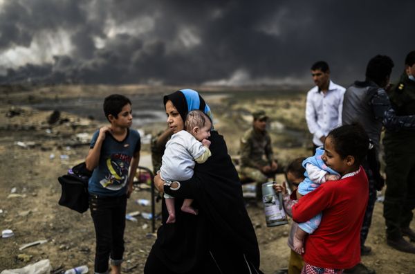Iraqi families, who were displaced by the ongoing operation by Iraqi forces against jihadistds of the Islamic State group to retake the city of Mosul, are seen gathering on an area near Qayyarah on October 24, 2016 - Sputnik International