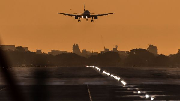 A passenger aircraft prepares to land during sunrise at London Heathrow Airport in west London on October 17, 2016 - Sputnik International