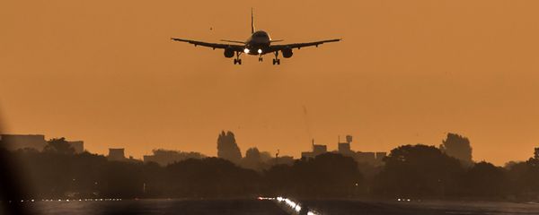 A passenger aircraft prepares to land during sunrise at London Heathrow Airport in west London on October 17, 2016 - Sputnik International
