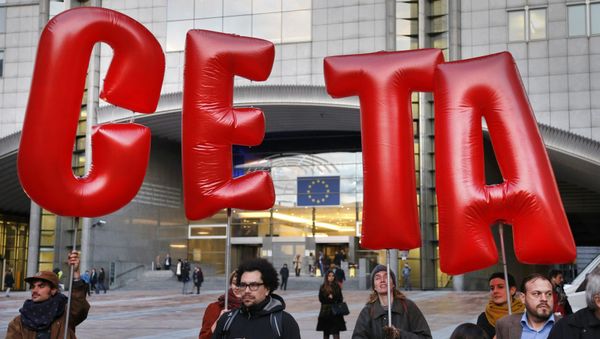 Demonstrators protest against CETA outside the EU summit in Brussels, Belgium, October 20, 2016. - Sputnik International