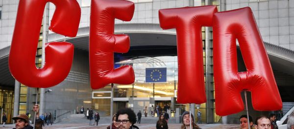 Demonstrators protest against CETA outside the EU summit in Brussels, Belgium, October 20, 2016. Demonstrators protest against CETA outside the EU summit in Brussels, Belgium, October 20, 2016. - Sputnik International