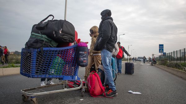 Refugees at a special center for the relocation of migrants (Centres d'Accueil at d'Orientation) near a refugee camp in Calais, France. - Sputnik International