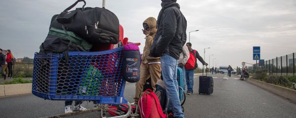French authorities shut down improvised refugee camp in Calais - Sputnik International