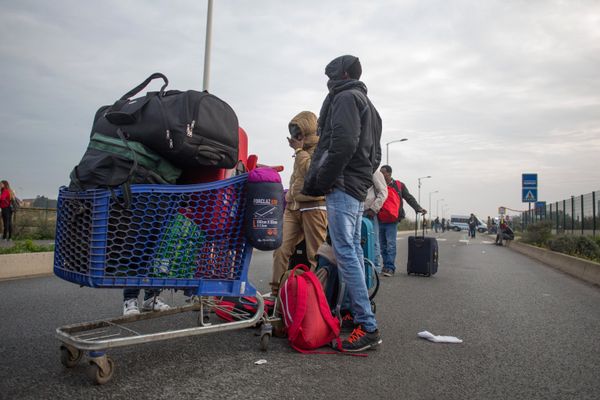 Refugees at a special center for the relocation of migrants (Centres d'Accueil at d'Orientation) near a refugee camp in Calais, France. Refugees at a special center for the relocation of migrants (Centres d'Accueil at d'Orientation) near a refugee camp in Calais, France. - Sputnik International