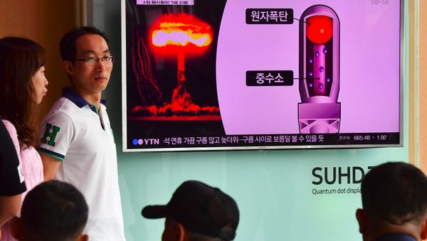 People watch a television news report on North Korea's latest nuclear test at a railway station in Seoul on September 9, 2016 - Sputnik International