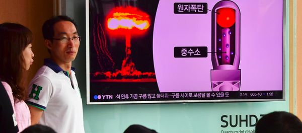 People watch a television news report on North Korea's latest nuclear test at a railway station in Seoul on September 9, 2016 - Sputnik International
