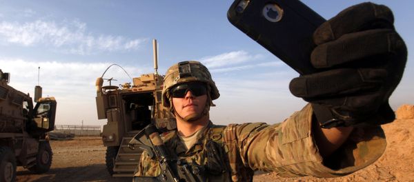 An American soldier takes a selfie at the U.S. army base in Qayyara, south of Mosul October 25, 2016 - Sputnik International