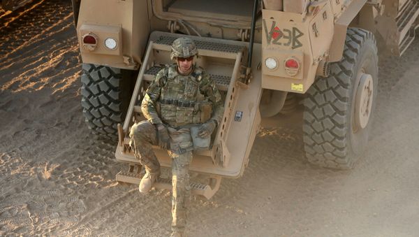 An American soldier is seen inside the U.S. army base in Qayyara, south of Mosul October 25, 2016 - Sputnik International