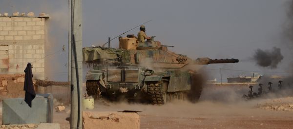 Turkish soldiers fire an upgraded M60 tank during fighting against Daesh terrorists near the northern Syrian village of Beraan, north of the embattled city of Aleppo, on October 24, 2016 - Sputnik International
