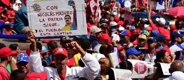 Supporters of Venezuelan president Nicolas Maduro demonstrate in the streets of Caracas on October 25, 2016 Supporters of Venezuelan president Nicolas Maduro demonstrate in the streets of Caracas on October 25, 2016 - Sputnik International