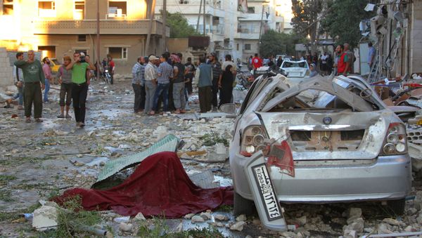 People inspect the damage at a site hit by airstrikes in Idlib, Syria September 29, 2016 - Sputnik International