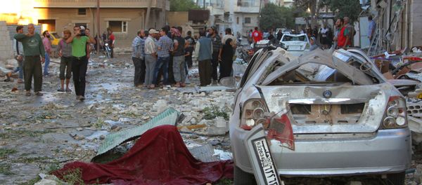 People inspect the damage at a site hit by airstrikes in Idlib, Syria September 29, 2016 - Sputnik International