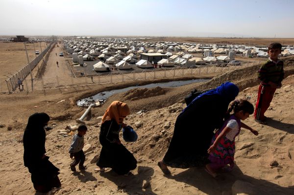 Displaced people who fled Islamic State militants from Mosul walk past at Deepaka camp in the northwest of Erbil, during an operation to attack Islamic State militants in Mosul, Iraq, October 20, 2016 - Sputnik International