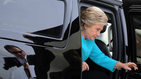U.S. Democratic presidential candidate Hillary Clinton arrives to boards her campaign plane at Miami international airport in Miami, Florida, U.S., October 26, 2016 - Sputnik International