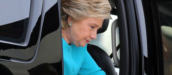 U.S. Democratic presidential candidate Hillary Clinton arrives to boards her campaign plane at Miami international airport in Miami, Florida, U.S., October 26, 2016 - Sputnik International