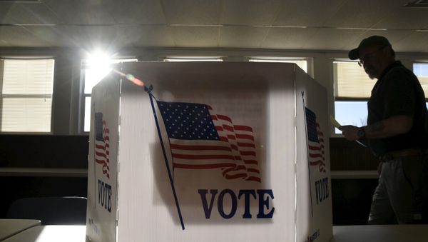 A voter heads to the booth to fill out his ballot at a polling site in Stillwater, Oklahoma, March 1, 2016 - Sputnik International
