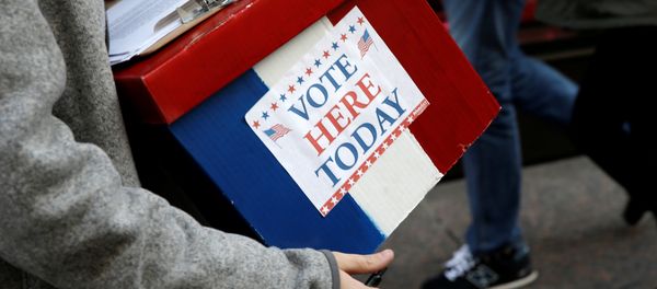 An election volunteer holds a box outside Trump Tower in the Manhattan borough of New York City, October 26, 2016 An election volunteer holds a box outside Trump Tower in the Manhattan borough of New York City, October 26, 2016 - Sputnik International